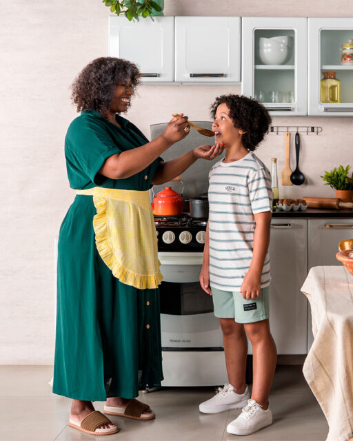O lar brasileiro tem um jeitinho especial: casa cheia, mesa posta e muito amor para compartilhar. 🧡 Entre conversas, risadas e momentos que ficam na mem&oacute;ria, &eacute; na cozinha que a vida acontece. E &eacute; ali que a fam&iacute;lia se conecta de verdade.💻 www.lojabertolini.com.br[Linha M&uacute;ltipla. Produtos: 6000590, 6010590, 611259046, 6041590]#LarBrasileiro #CozinhaComAmor #CasaAconchegante #VidaEmFam&iacute;lia #Bertolini