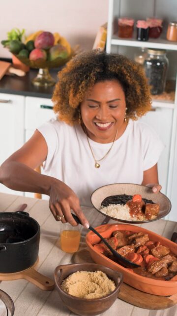 A cozinha &eacute; mais do que um ambiente da casa: &eacute; o cen&aacute;rio dos melhores encontros, dos almo&ccedil;os caprichados dos finais de semana e das boas lembran&ccedil;as constru&iacute;das em fam&iacute;lia. ✨ Por isso, cada m&oacute;vel faz diferen&ccedil;a: ajuda a organizar, facilita a vida e deixa tudo mais acolhedor. 🧡💻 www.lojabertolini.com.br[Linha M&uacute;ltipla. Produtos: 6000590, 6010590, 611259046, 6041590]#LarBrasileiro #CozinhaComAmor #CasaAconchegante #VidaEmFam&iacute;lia #Bertolini