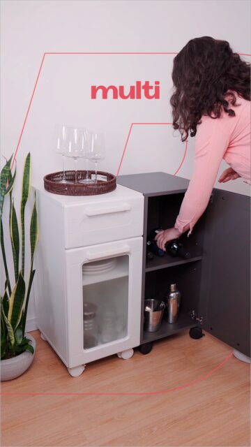 Estilo y practicidad para cada brindis. 🍷 La combinación de grafito y blanco, junto con la versatilidad de la línea Multi, crea el espacio perfecto para organizar tus bebidas con encanto y funcionalidad. ✨💻 Encuéntralo online en www.lojabertolini.com.br #BertoliniMóveis #AdegaEmCasa #BarEmCasa
