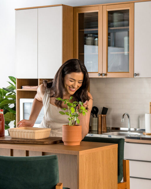 Entre el aroma de las especias, la preparación de la cena y la calidez de la cocina, cada detalle transforma la rutina en algo especial. 🌿✨ Porque cocinar también es crear recuerdos, reunir a quienes amamos y sentirnos como en casa. 🧡💻 www.lojabertolini.com.br [Línea Serena. Productos: 8190904905, 8182905, 8186904, 8181904905, 8183904, 8188905, 8187905. Consultar disponibilidad.] # Dream Kitchen #Lar Sweet Home #Lar Brazilian # Cozy Home #Bertolini
